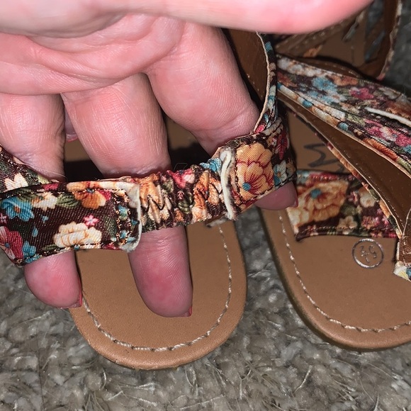 Woman’s Floral Sandals - Picture 3 of 3